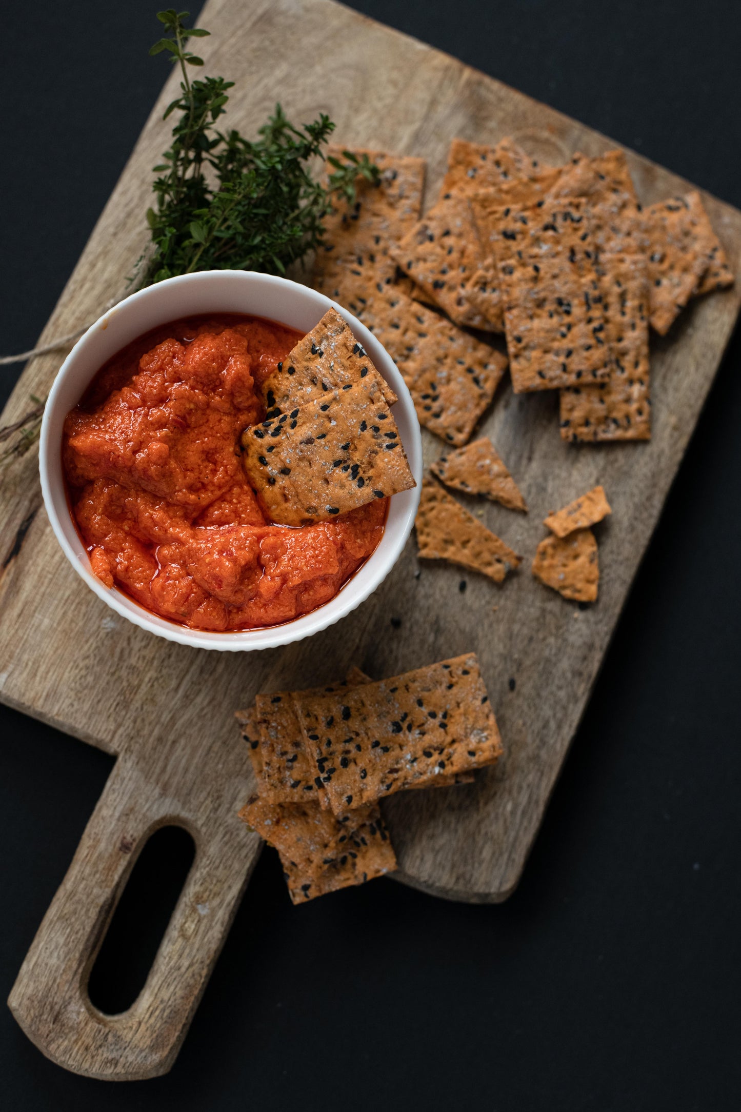 KVIETINĖS DUONELĖS SU JUODAISIAIS SEZAMAIS, POMIDORAIS IR RAUDONĖLIU