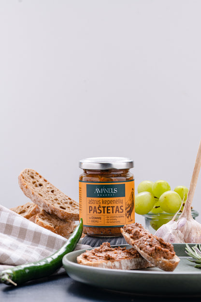 Spicy liver pate with garlic cream