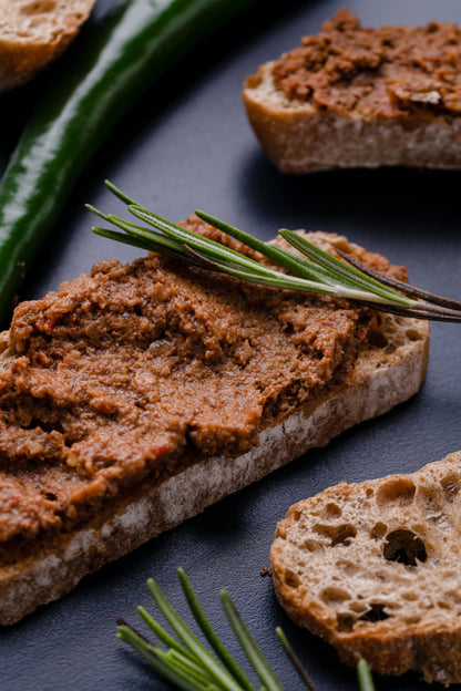 Spicy liver pate with garlic cream