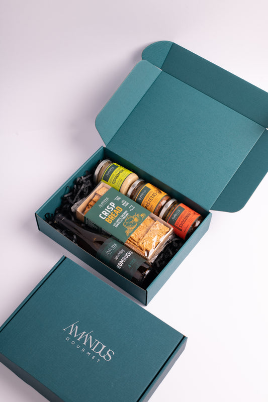 Small gourmet gift set: kombucha, condiments and crispbreads
